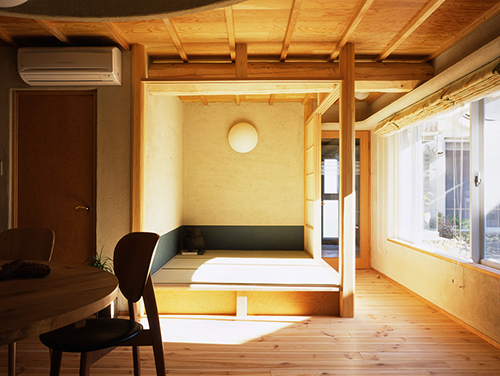 「CASA DE ATRIO」居間の一部の設けられた和室3畳程のフレキシブルな空間。