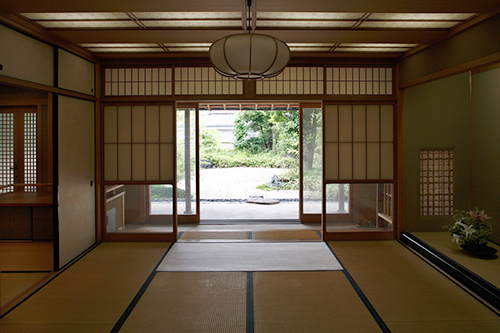 「木津川の家」法事などに使われる8畳2間つづきの部屋。