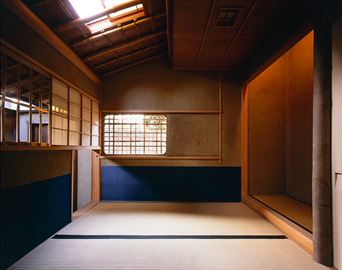 「新月庵」浅葱土（あさぎ）で仕上げられた小間茶室。上部には突き上げ窓が設けられている。