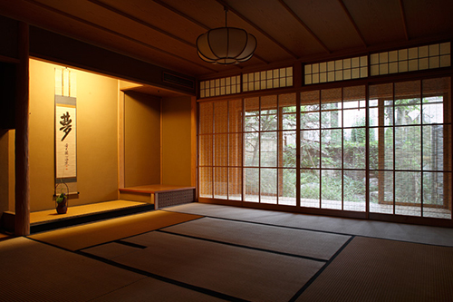 「お茶室のある家」琵琶湖の広間。夏障子ごしに庭が見える。