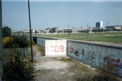 かつてのベルリンの壁。今はない。塀の右側が旧東ドイツ（社会主義国であった）